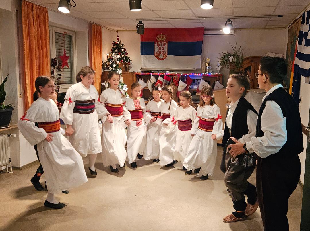 SKU "Vuk Karadžić"-sadašnja folklorna grupa ( aktuelle Folkloregruppe)